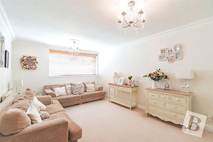 3 Bedroom Terraced House For Sale In Grosvenor Drive, Hornchurch, RM11