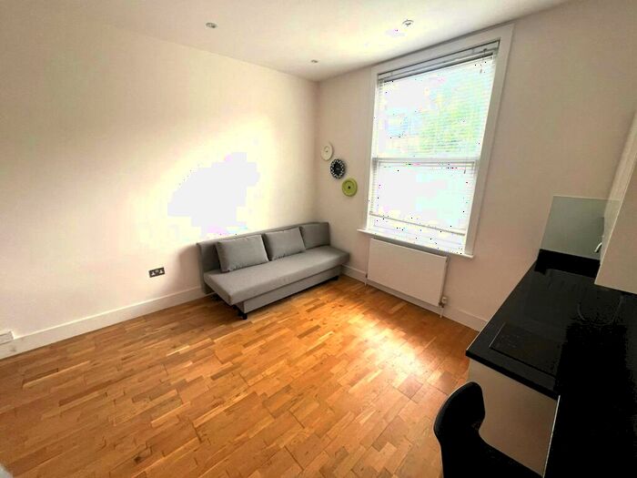 Flat To Rent In Finsbury Park Road, Finsbury Park, N4