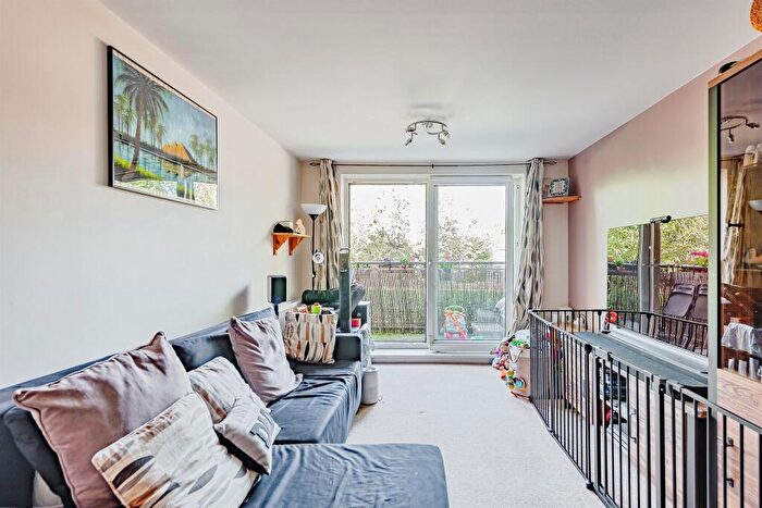 2 Bedroom Apartment For Sale In Commonwealth Drive, Crawley, RH10