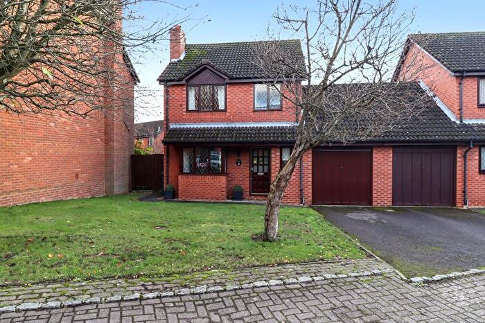 3 Bedroom Link Detached House For Sale In Smithys Green, Windlesham, GU20