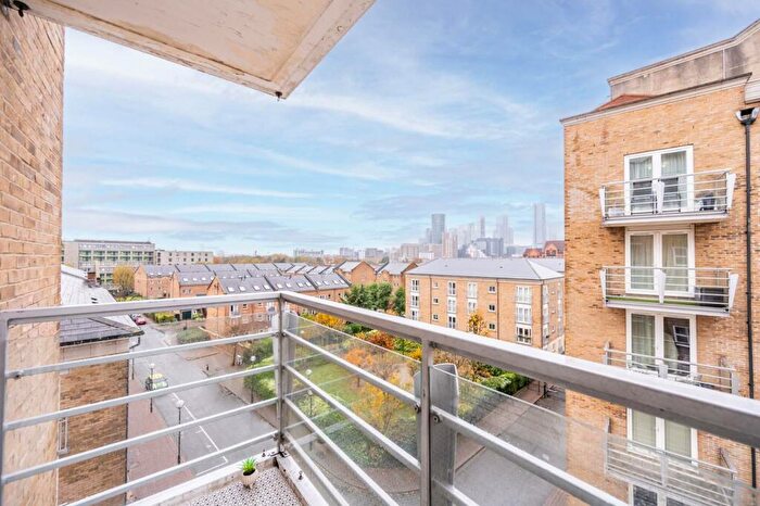 2 Bedroom Flat To Rent In Millennium Drive, Isle Of Dogs, London, E14