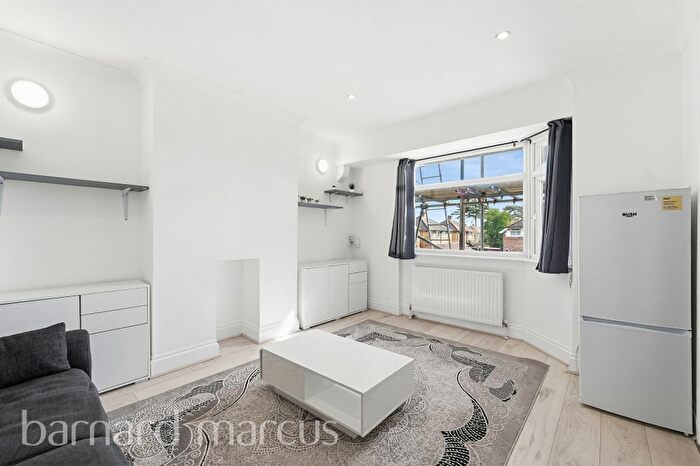 2 Bedroom Flat For Sale In Elmcroft Close, Feltham, TW14