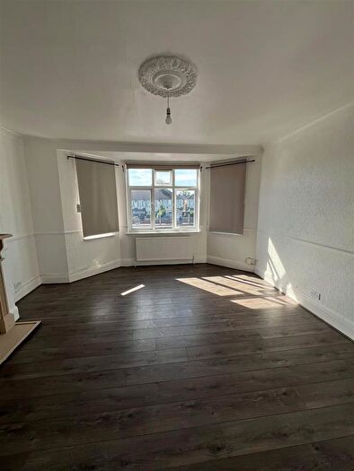 3 Bedroom Flat To Rent In North Circular Road, London, N13