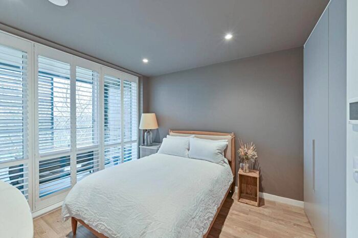 1 Bedroom Flat For Sale In Woods Road, Peckham, London, SE15