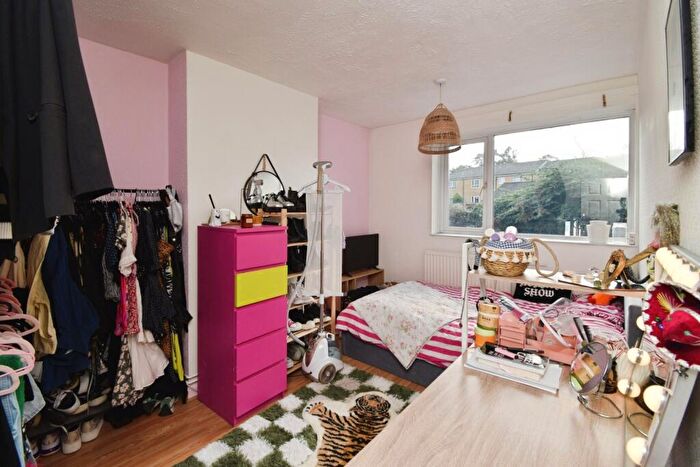 3 Bedroom Maisonette For Sale In Kingsman Street, London, London, SE18