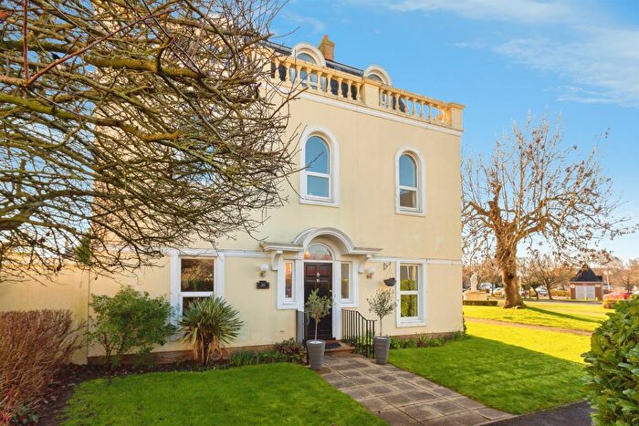 4 Bedroom End Of Terrace House For Sale In Pipit Gardens, Aylesbury, HP19