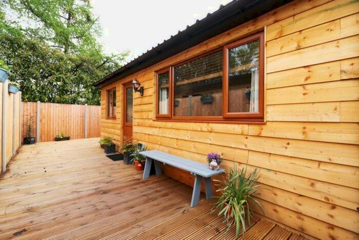 1 Bedroom Flat To Rent In Lyne Lane, Lyne, Surrey, KT16