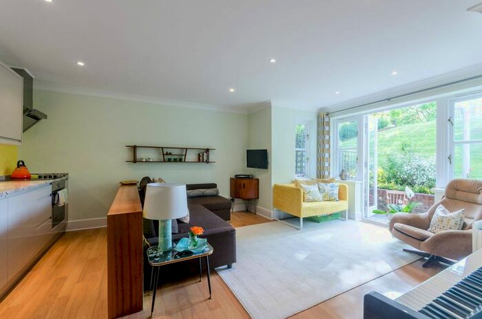 3 Bedroom Flat To Rent In Platts Lane, Hampstead, London, NW3