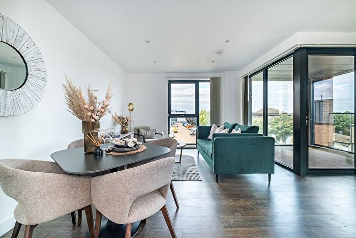 3 Bedroom Flat To Rent In Watteau Square, Croydon, CR0