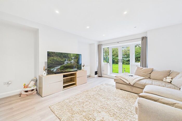 3 Bedroom Flat To Rent In Foxgrove Avenue, Beckenham, BR3