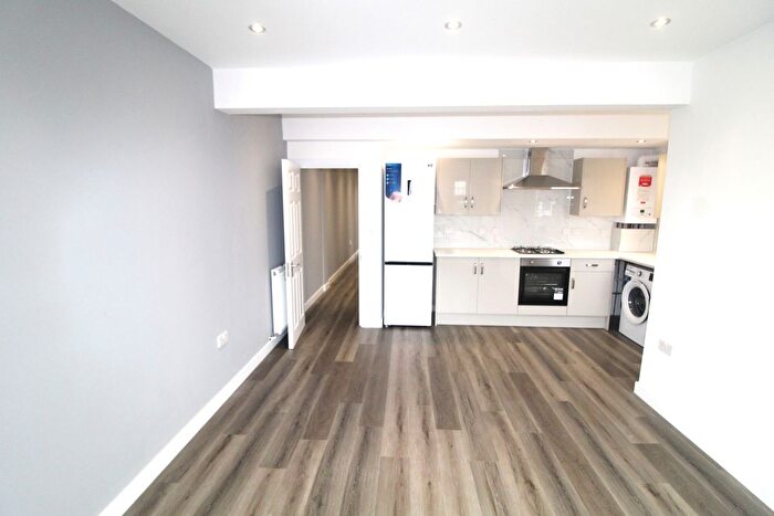 2 Bedroom Maisonette To Rent In Uxbridge Road, Hayes, UB4