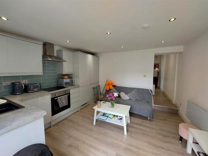 2 Bedroom Flat To Rent In Richmond Road, Cathays, Cardiff, CF24