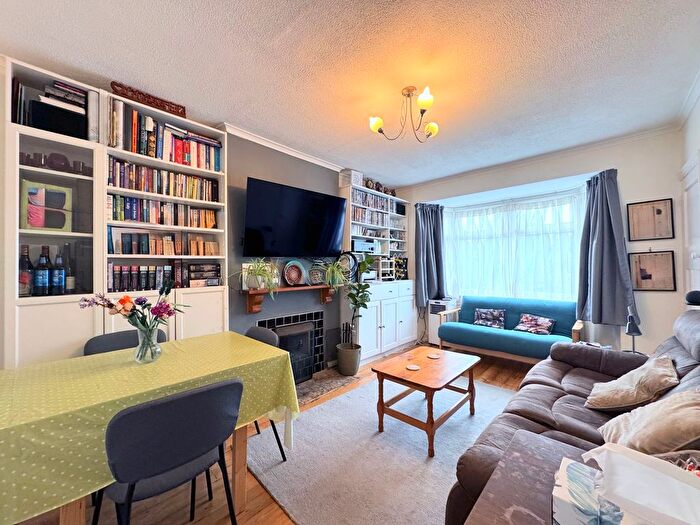 2 Bedroom Maisonette For Sale In Bacon Lane, Edgware, HA8