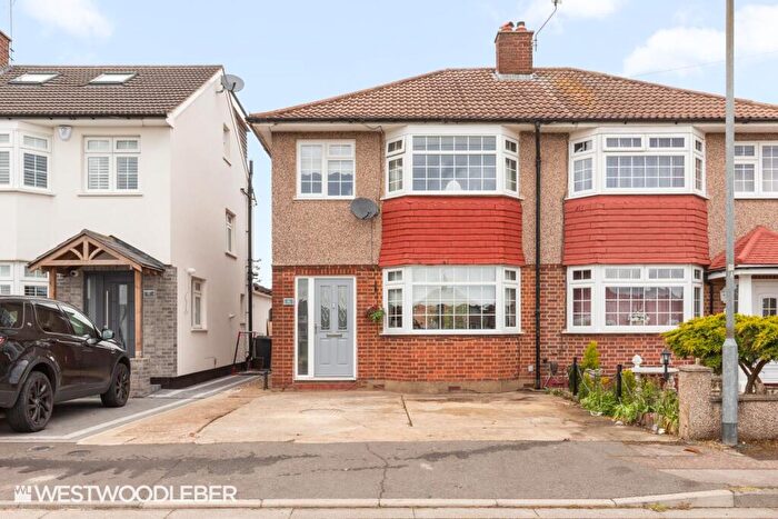 3 Bedroom Semi-Detached House For Sale In Tovey Avenue, Hoddesdon, EN11