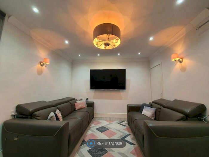 2 Bedroom Flat To Rent In Bromley High Street, London, E3