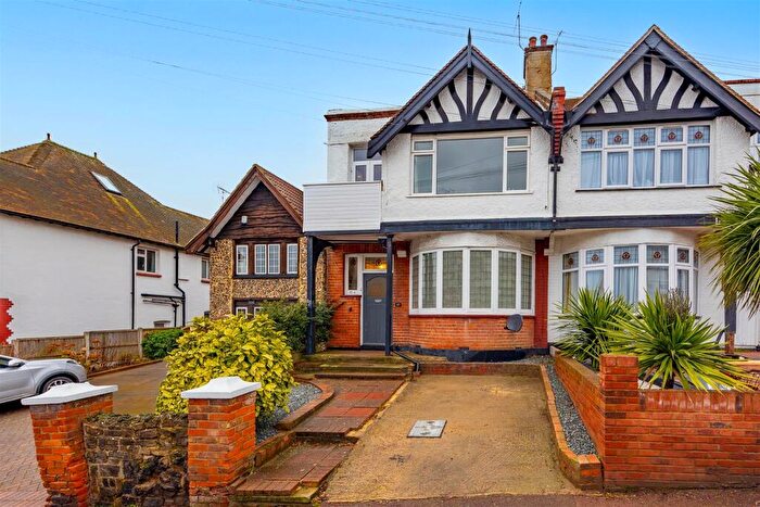 3 Bedroom Apartment For Sale In Grand Drive, Leigh-On-Sea, SS9