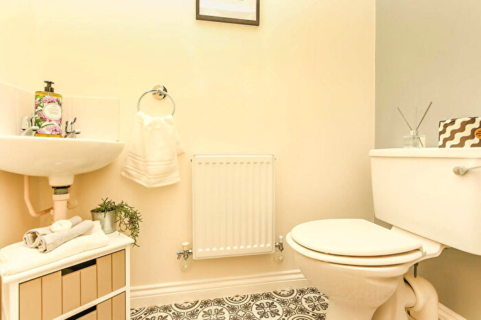 2 Bedroom End Of Terrace House For Sale In Abbots Close, Kettering, NN15