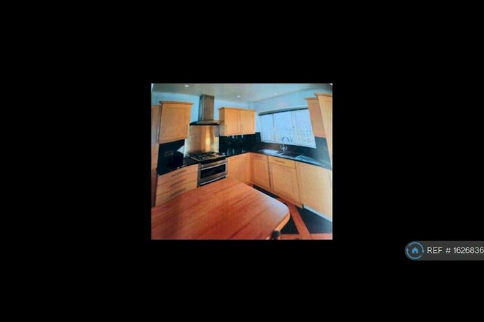 4 Bedroom Bungalow To Rent In Ellis Road, Berkshire, RG45