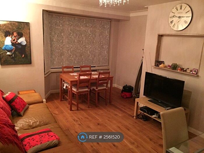 2 Bedroom Flat To Rent In Manor Court, Chiswick, W3