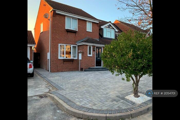3 Bedroom Semi-Detached House To Rent In Knox Court, Wickford, SS12