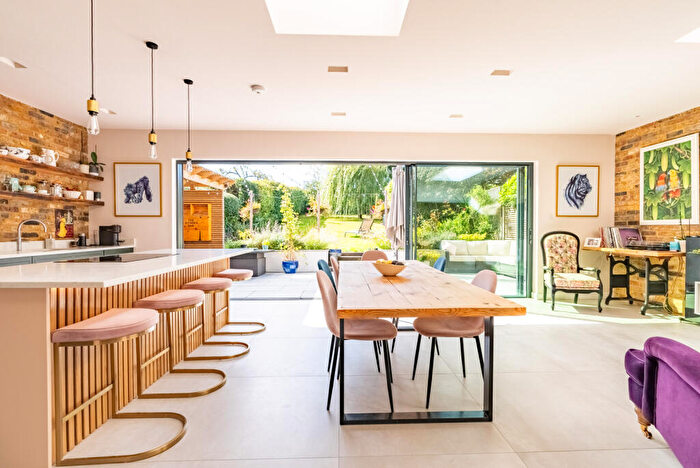 4 Bedroom Detached House For Sale In Mancroft Road, Caddington, Luton, Bedfordshire, LU1