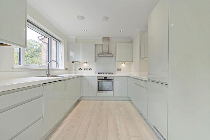 2 Bedroom Flat To Rent In Victoria Way, Weybridge, KT13