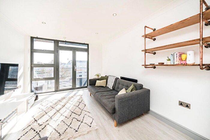 1 Bedroom Flat To Rent In Maltings Close, Bow, London, E3