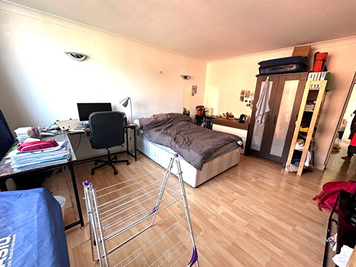 4 Bedroom Flat To Rent In Chesterton Square, London, W8