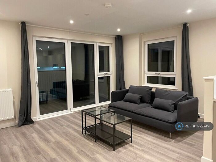 3 Bedroom Flat To Rent In Forest Road, London, E17