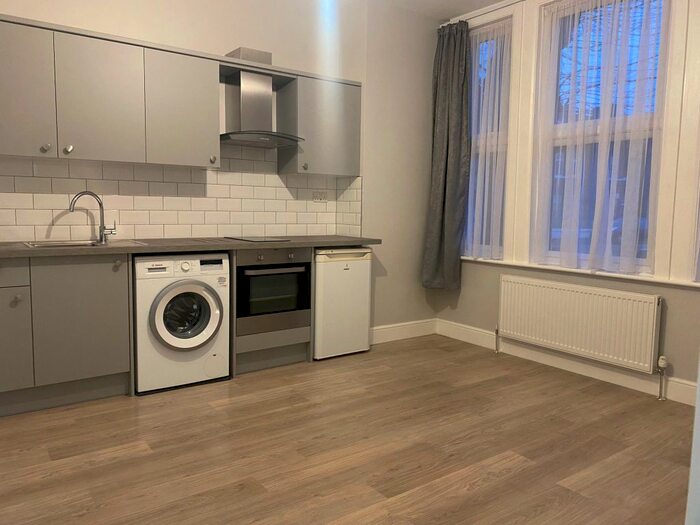 Studio To Rent In Crescent Road, Turnpike Lane, N15