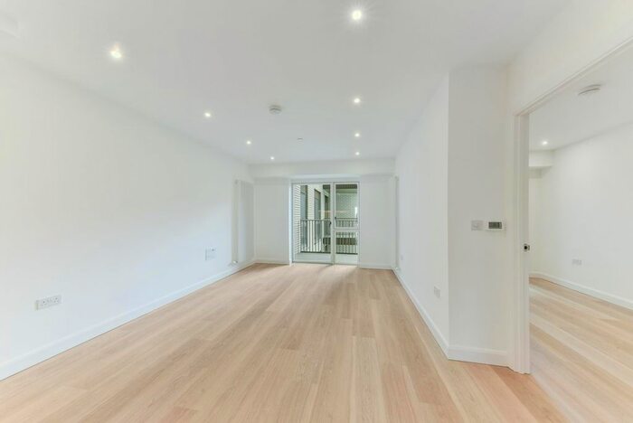 3 Bedroom Flat To Rent In Botanist House, Royal Eden Docks, London, E16