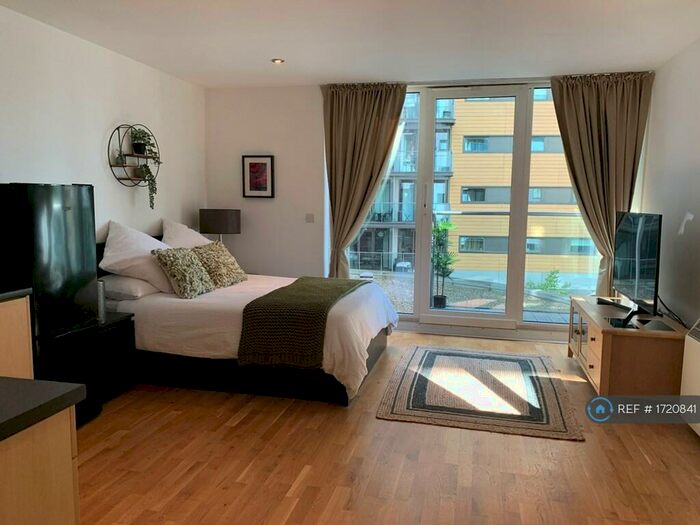 Studio To Rent In Queenstown Road, London, SW11