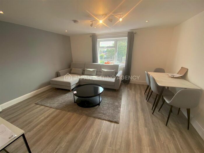 5 Bedroom Flat To Rent In Saxon Drive, London, W3