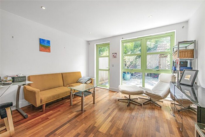 2 Bedroom Detached House To Rent In Buxton Mews, Larkhall Lane, London, SW4