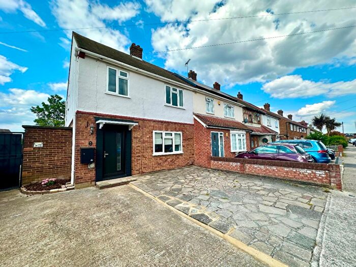 3 Bedroom End Of Terrace House To Rent In Christchurch Avenue, Rainham, RM13