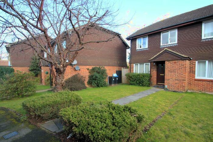 3 Bedroom Terraced House To Rent In St Johns, GU21