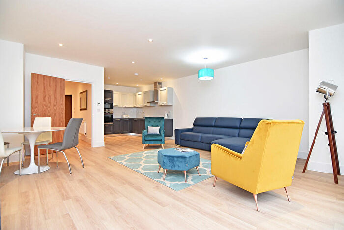 2 Bedroom Apartment To Rent In Queens Way, Hendon, NW4