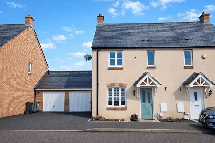 3 Bedroom Semi Detached House For Sale In Marigold Way, Stotfold, Hitchin, SG5