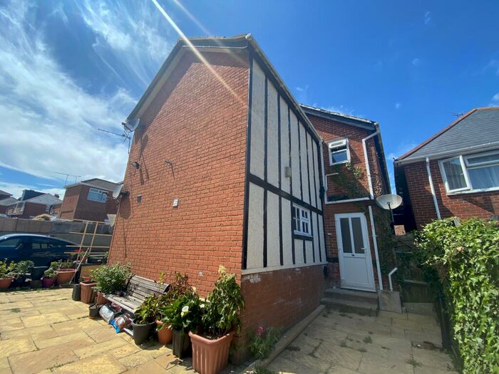 Studio To Rent In Litchfield Road Flat, SO18