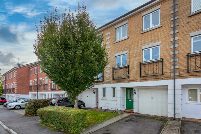 4 Bedroom Town House To Rent In Beverley Mews, Crawley, RH10