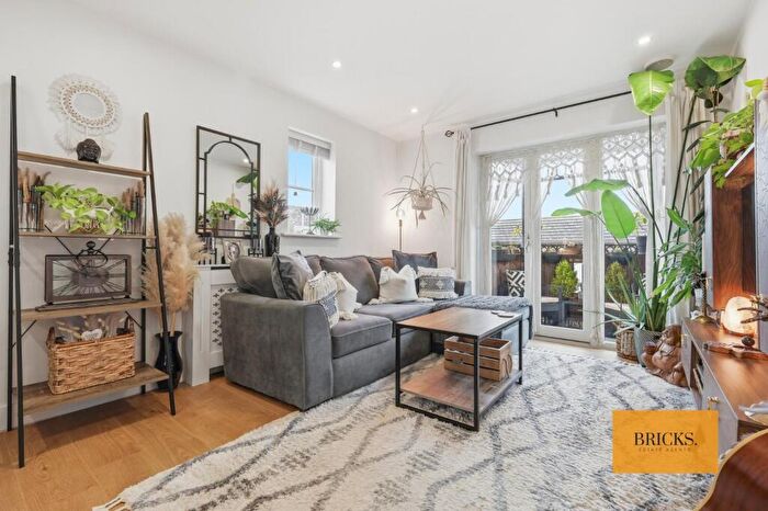 2 Bedroom Apartment For Sale In Buckingham Road, Epping, CM16