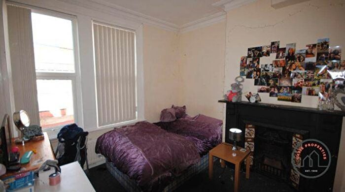 10 Bedroom Semi-Detached House To Rent In Manor Terrace, Leeds, LS6