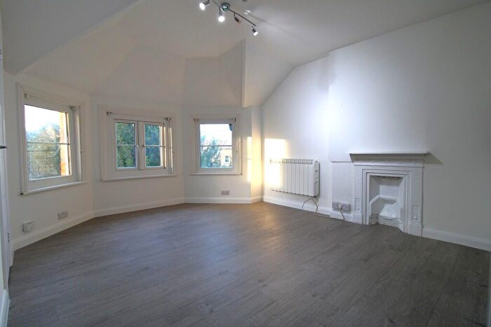 Studio To Rent In Park Road, Surbiton, KT5