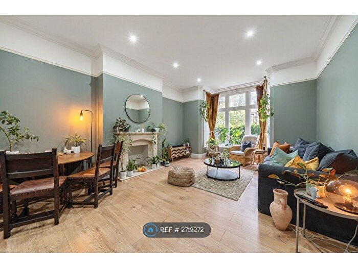 2 Bedroom Flat To Rent In Oak Road, Potternewton, Leeds, LS7