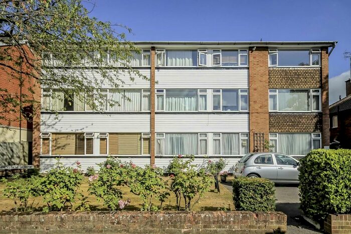 2 Bedroom Flat To Rent In Lovelace Road, Surbiton, KT6