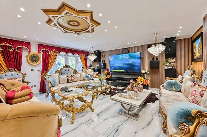 5 Bedroom End Of Terrace House For Sale In Cherry Garth, Brentford, TW8