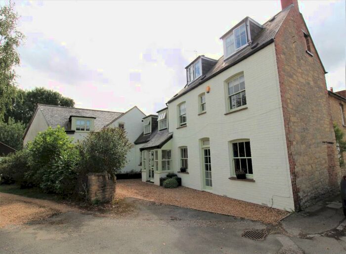 6 Bedroom Country House For Sale In Park Road, Sherington, MK16