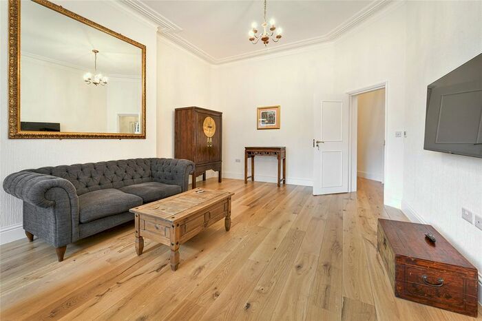 2 Bedroom Flat To Rent In Cromwell Road, Earls Court, London, SW5