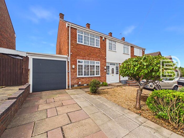 3 Bedroom Semi-Detached House For Sale In Packwood Avenue, Rugby, CV21