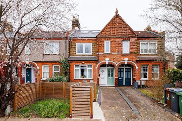 2 Bedroom Apartment For Sale In Warner Road, Walthamstow, E17
